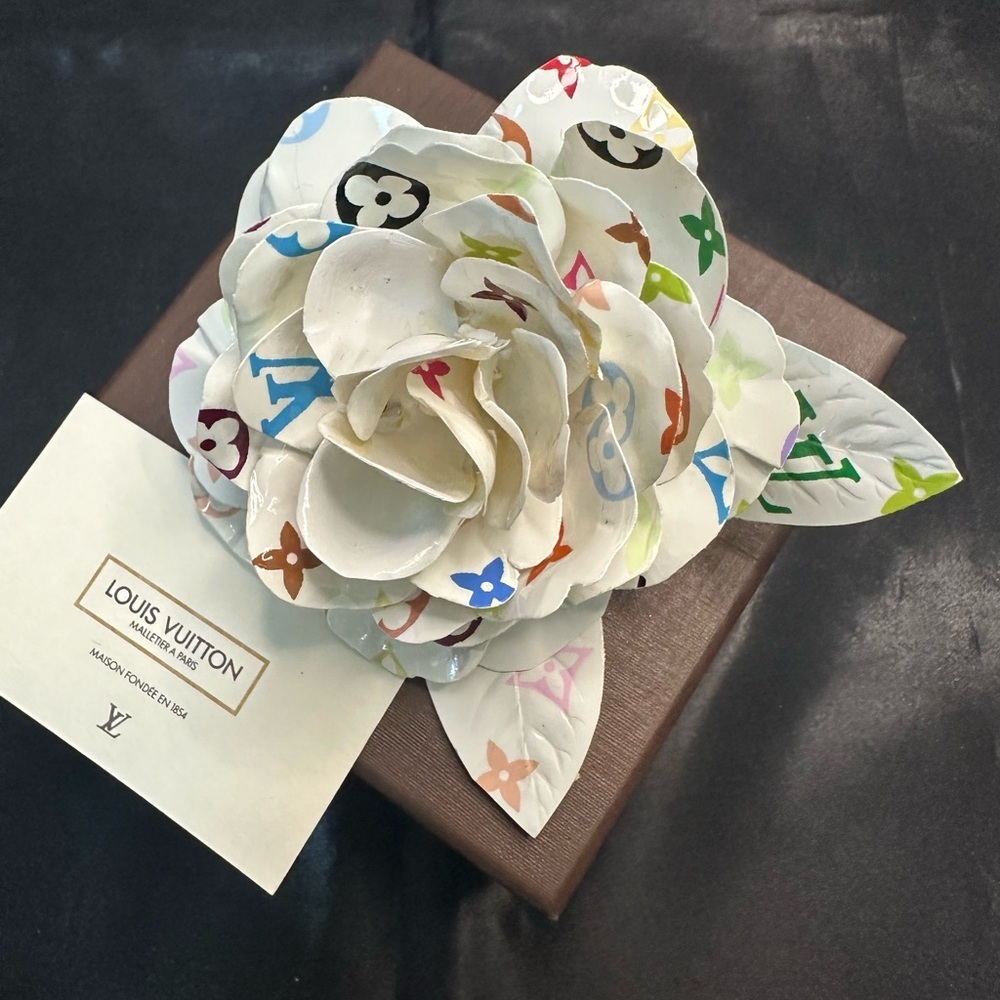 Louis Vuitton Takashi Murakami Mono Multi White Flower Rose Pin, Ribbon & Box - Picture 3 of 6
